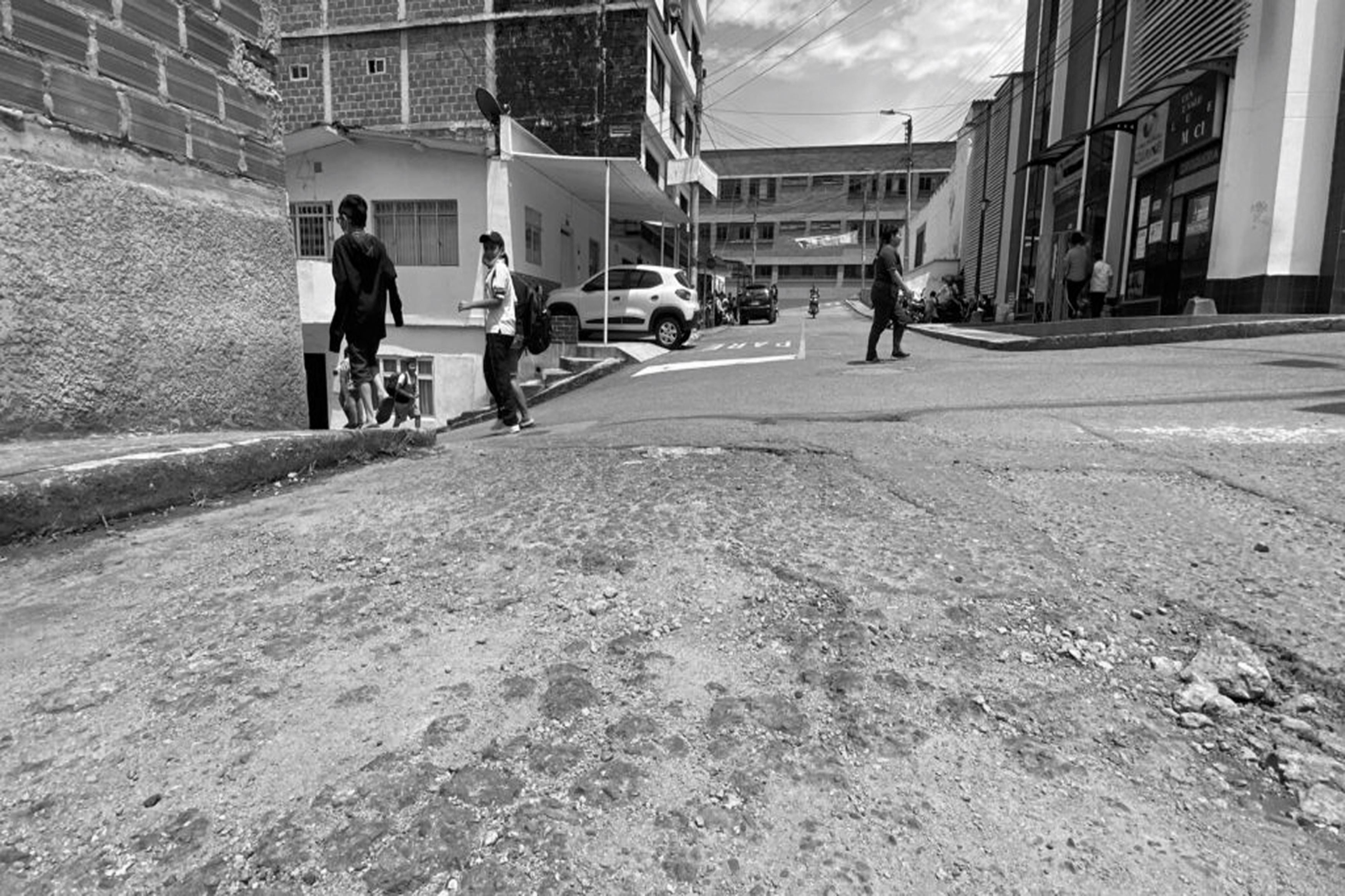 El espacio público en el sector de La Cumbre en Floridablanca, Santander, carece de arborización y las calles se encuentran en un estado deficiente, lo que genera inseguridad para los peatones que transitan por la zona