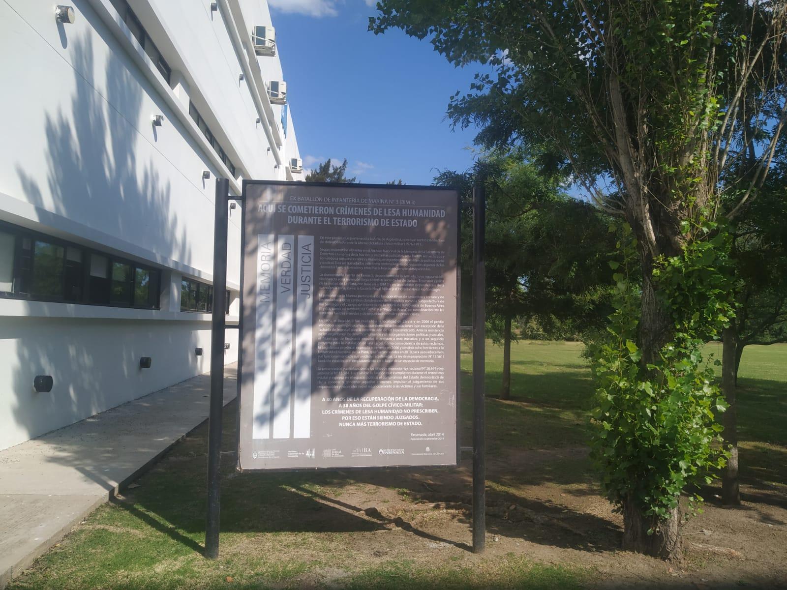 Cartel de se&ntilde;alizaci&oacute;n
del sitio de memoria