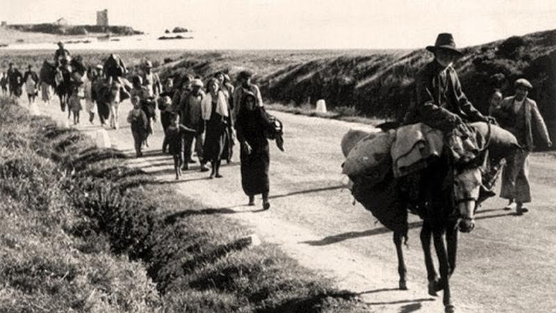 Supervivientes de
la “desbandá”, en febrero de 1937, en la carretera N-340, transcurriendo
por el tramo de la provincia de Almería (fotografía publicada el 9 de febrero
de 2018, en el sitio web de Canal Sur. Radio y Televisión de Andalucía