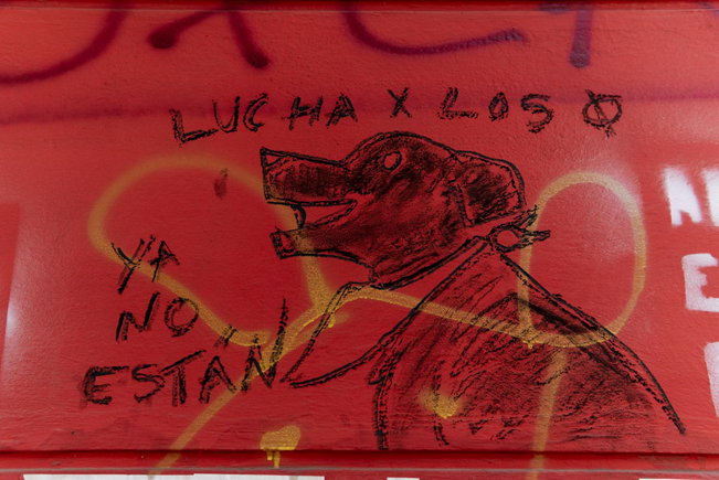 Negro Matapacos dibujado en parada de bus Transantiago, Santiago.