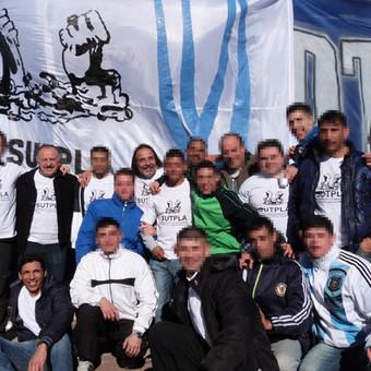 Celebraci&oacute;n de la creaci&oacute;n
del sindicato en el patio de la c&aacute;rcel. Miembros del sindicato junto referentes
de CTA