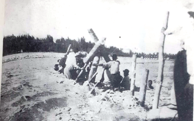 Construcción de
espigones en las márgenes del río Mendoza (Dique Cipolletti-Mendoza, 1939)