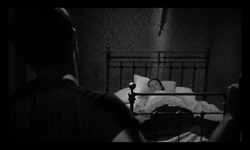 La descripci&oacute;n de Aldecoa se reescribe de forma fiel en el filme Al ser Paco quien ve a su madre en las condiciones Camus aplica un plano escorzo que equivale a esa primera persona en el cuento