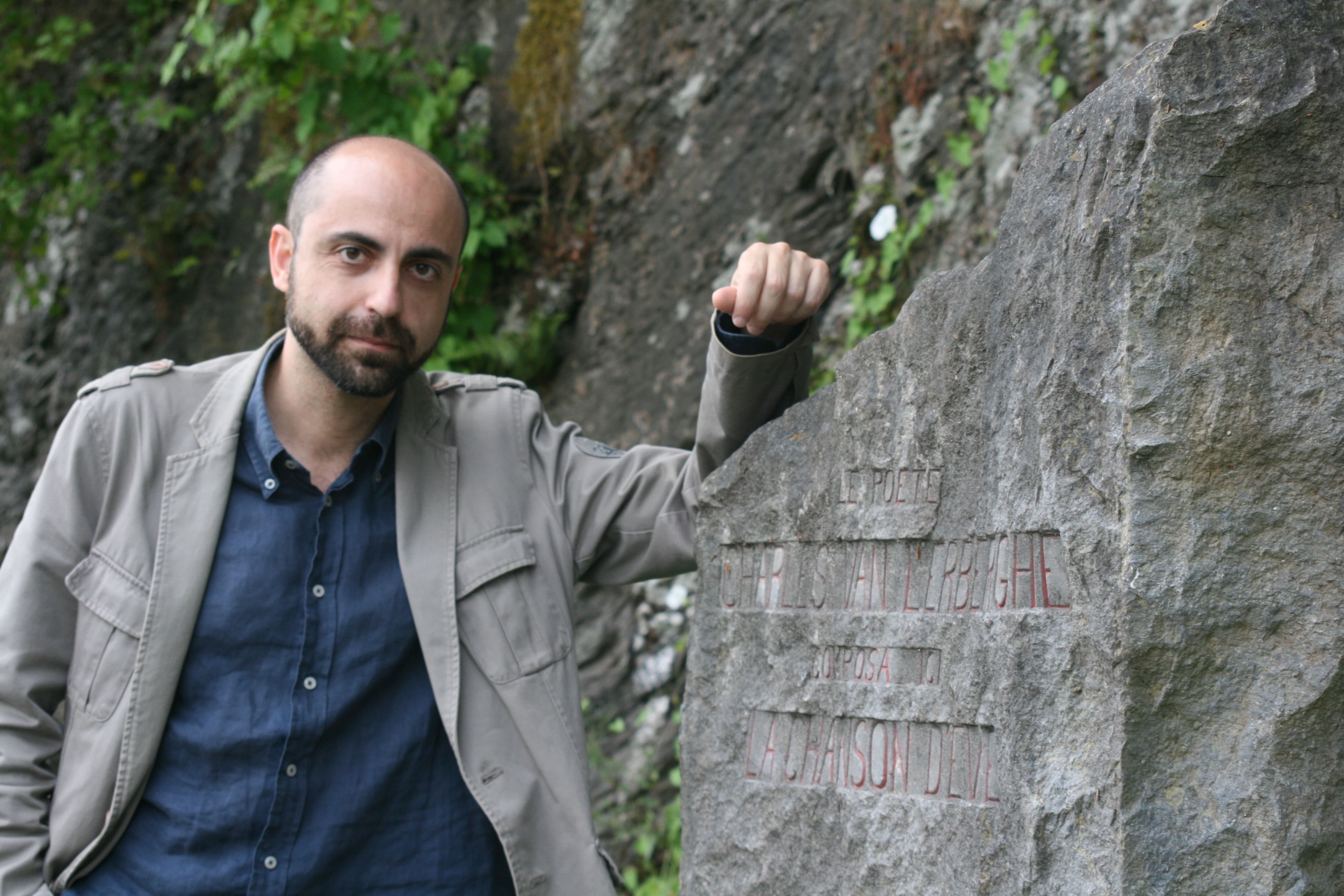 2. Fabrizio Catalano en Buglione, donde vivi&oacute; el poeta Charles Van Lerbergue, del cual est&aacute; traduciendo el poema &laquo;La chanson d&rsquo;&Egrave;ve&raquo; para la EV Edictrice. (foto de Concinta Guastella).