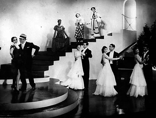 Escena final de los distintos estilos de bailar el tango, en la película Así
es el tango (1937).